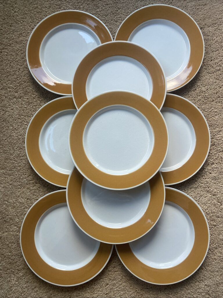 Read more about the article Arabia Finland Set Of 9 Bread Plates Apricot *Aprikoosi 6 3/4”