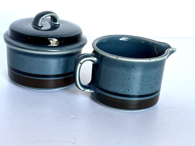 Read more about the article Vintage ARABIA FINLAND Meri Blue SUGAR BOWL AND CREAMER SET Ulla Procope’