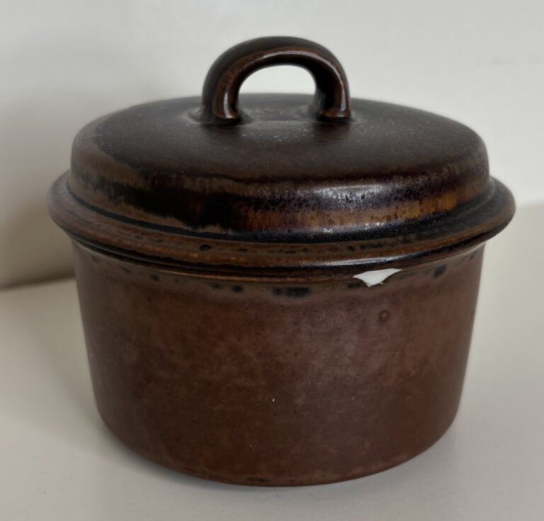 Read more about the article Vintage Arabia of Finland Ruska Lidded Sugar Bowl 2 pc Chip on Bowl Lid is Great