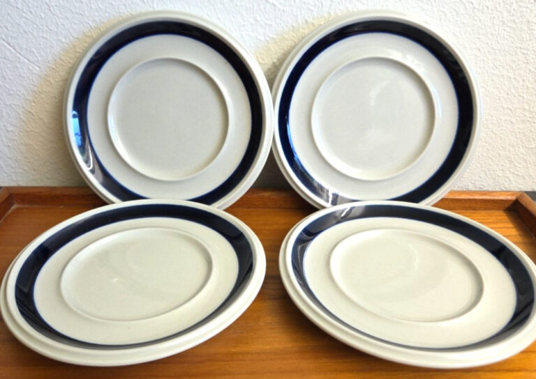 Read more about the article Vintage Arabia Finland Anemone Blue Saucers Set 4 Stoneware Wide Cup Style 6.5″