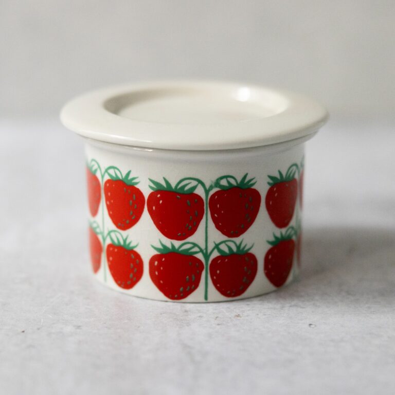 Read more about the article Strawberry Pamona Jar Arabia Finland Sugar Bowl With Lid Mid Century Vintage MCM
