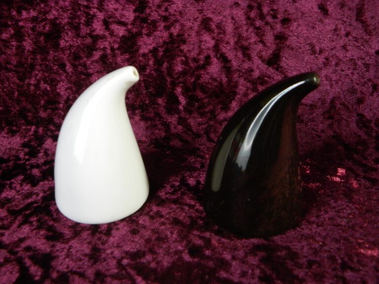 Read more about the article WHITE and BLACK Teardrop Salt Pepper Shakers Kilta Arabia Finland Kaj Franck READ