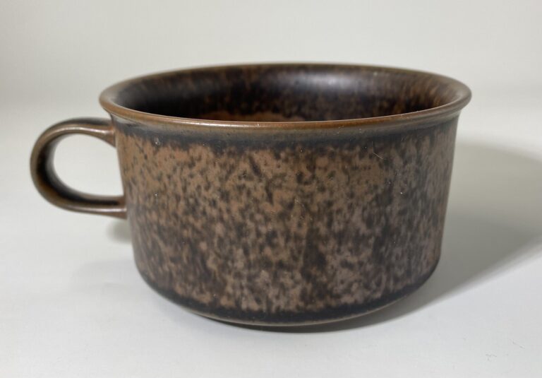 Read more about the article Arabia Ruska? D Handle 8oz Mug 4” Width  2” Height