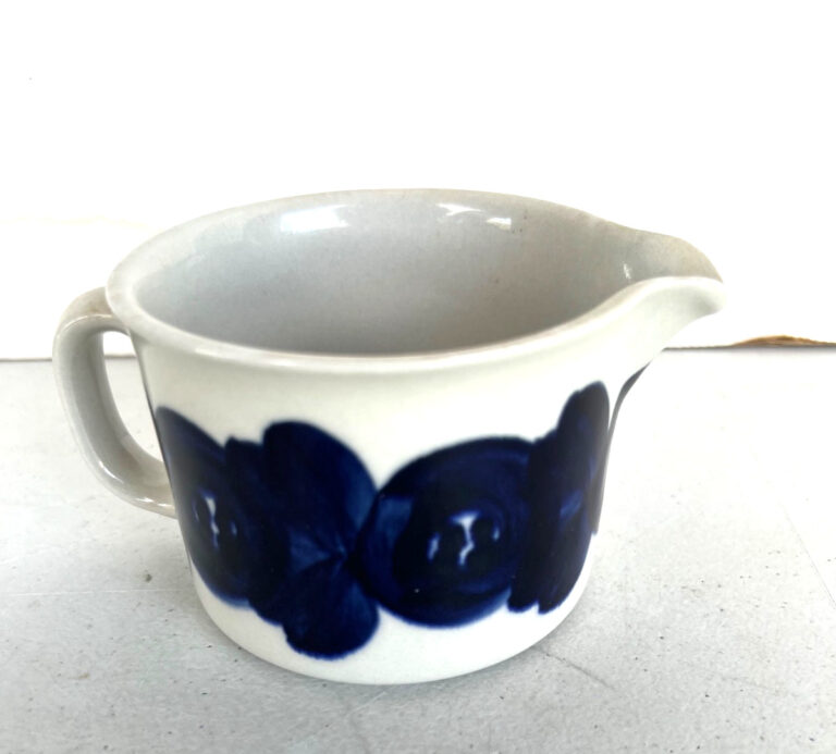 Read more about the article RARE VTG. ARABIA CREAMER-BLUE ANEMONE  FINLAND  SIGNED MCM