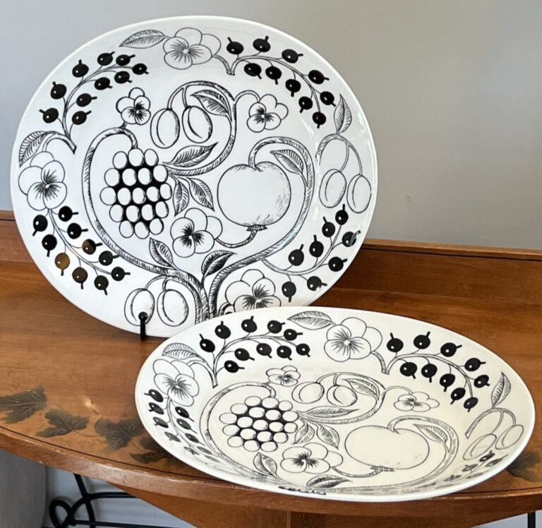 Read more about the article 2 Arabia Finland Paratiisi 11.5” x 10.25 Oval Platter Set Vintage Scandinavian