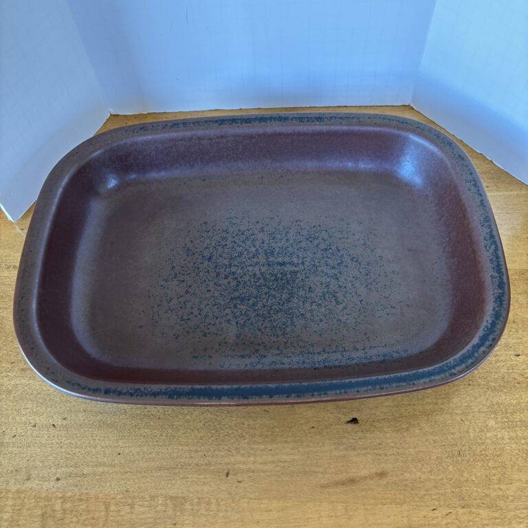 Read more about the article Vintage Arabia Finland Ruska 14″ Rectangular Baker Rustic Brown MCM Casserole