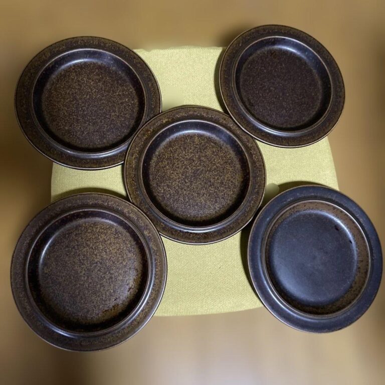 Read more about the article Set of 5 cERAmic brown plates made by ARABIA