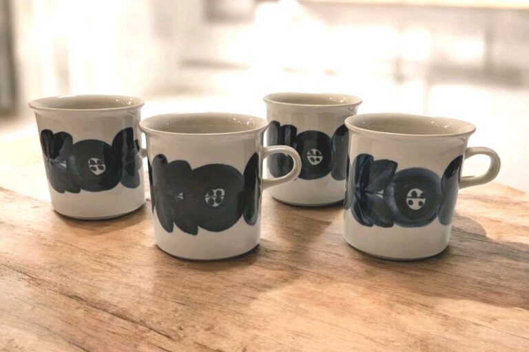 Read more about the article ARABIA Finland  Anemone Vintage Mugs Cobalt Blue MCM Coffee Tea 3.5″ Tall EUC