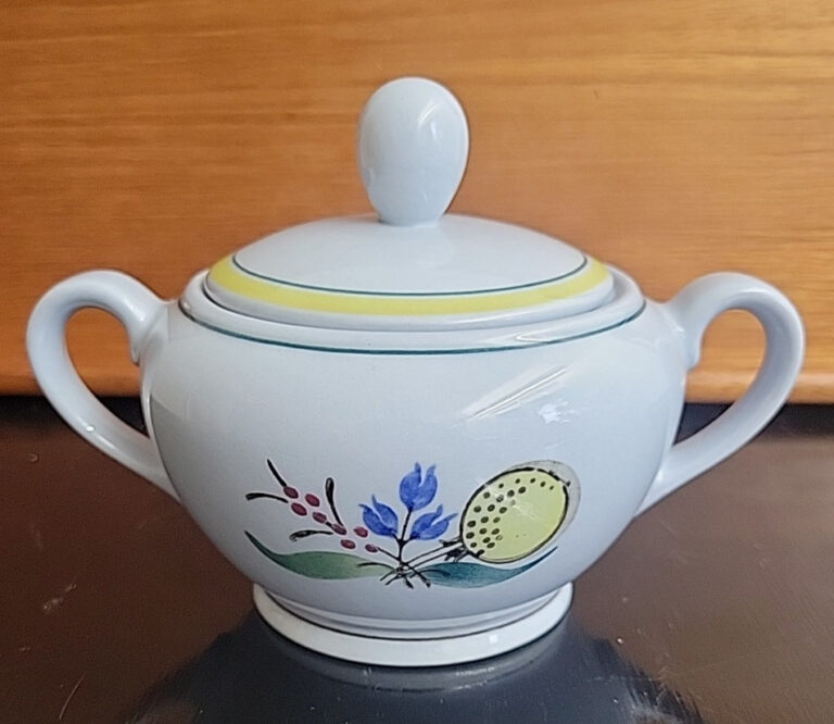 Read more about the article Arabia Finland Windflower Sugar Bowl Dish Lid Vintage Handpainted Flowers