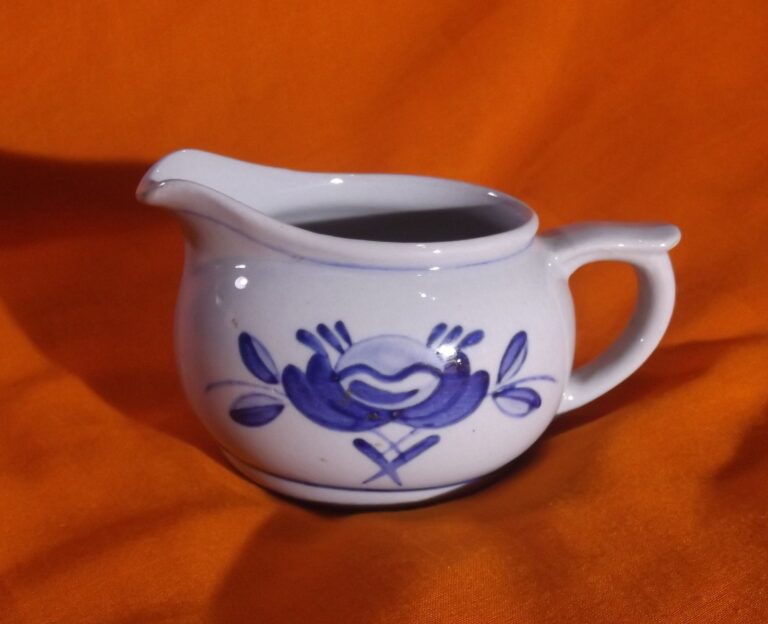 Read more about the article ARABIA  MADE IN FINLAND BLUE ROSE DISCONTINUED CREAMER