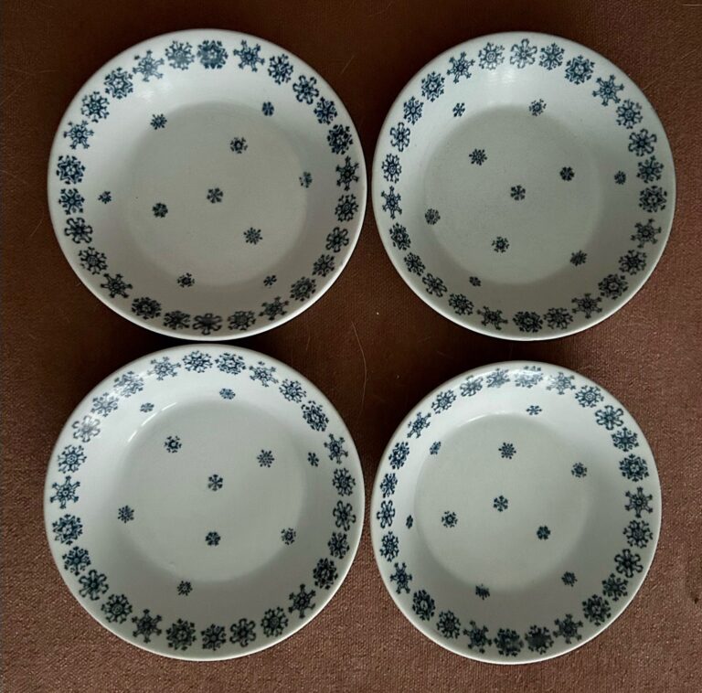 Read more about the article Vintage Lot of 4 Arabia Finland Snowflake Blue Round Desert Fruit Bowls 5”wide