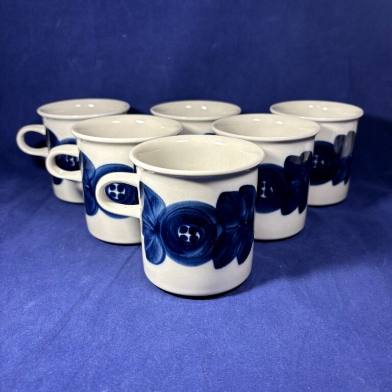 Read more about the article Set 6 Vtg 1960s Arabia Finland ANEMONE BLUE Coffee Mugs Signed Ulla Procope EUC