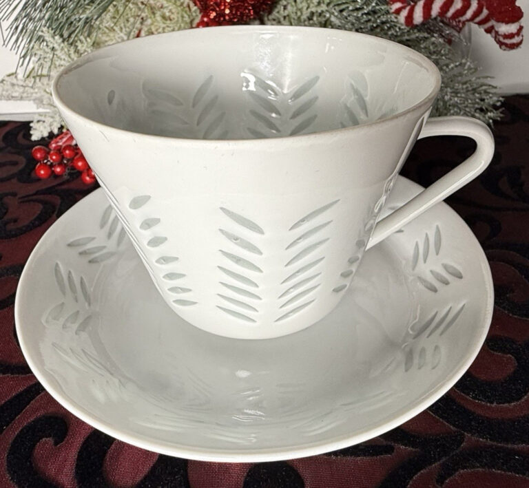 Read more about the article VTG Friedl Holzer Kjellberg Rice Design Arabia Finland Cup and Saucer Set