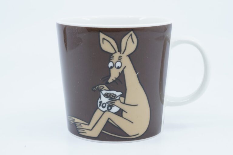 Read more about the article Arabia Moomin mug Sniff  brown (2002-2008)_