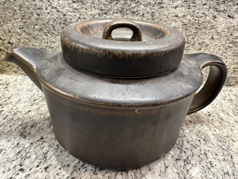 Read more about the article Arabia RUSKA Ulla Procope Teapot Tea Pot with Infuser Finland 1960 EUC