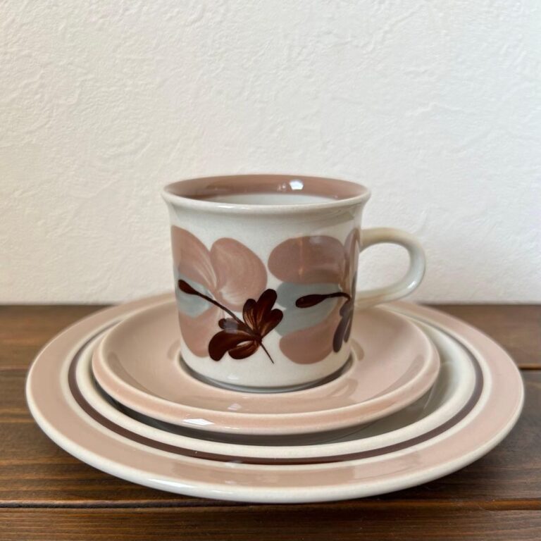 Read more about the article Arabia Koralli Coffee Cup Saucer Plate Trio Set Raija Uosikkinen