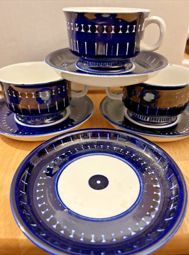 Read more about the article Cobalt VALENCIA 3 Footed Cups and 4 Saucers ARABIA of FINLAND Ulla Procope Hnd Pnt