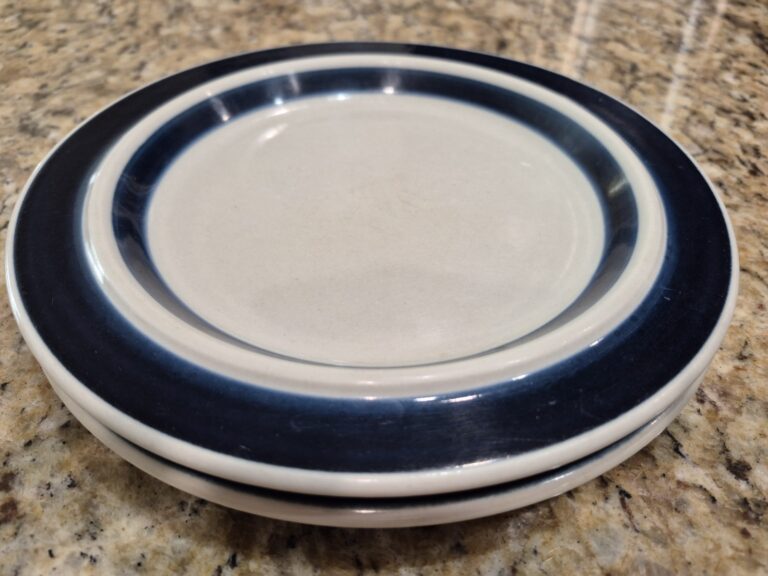 Read more about the article 2 Vintage Arabia Finland Salad Plates Blue Anemone 8″