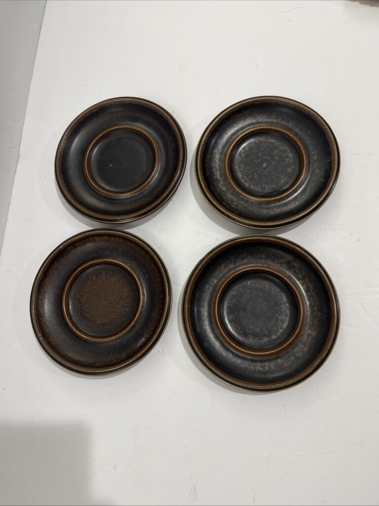 Read more about the article Vintage Arabia Wartsila Finland RUSKA Dark Brown Set Of 4 Saucers  Small Plates