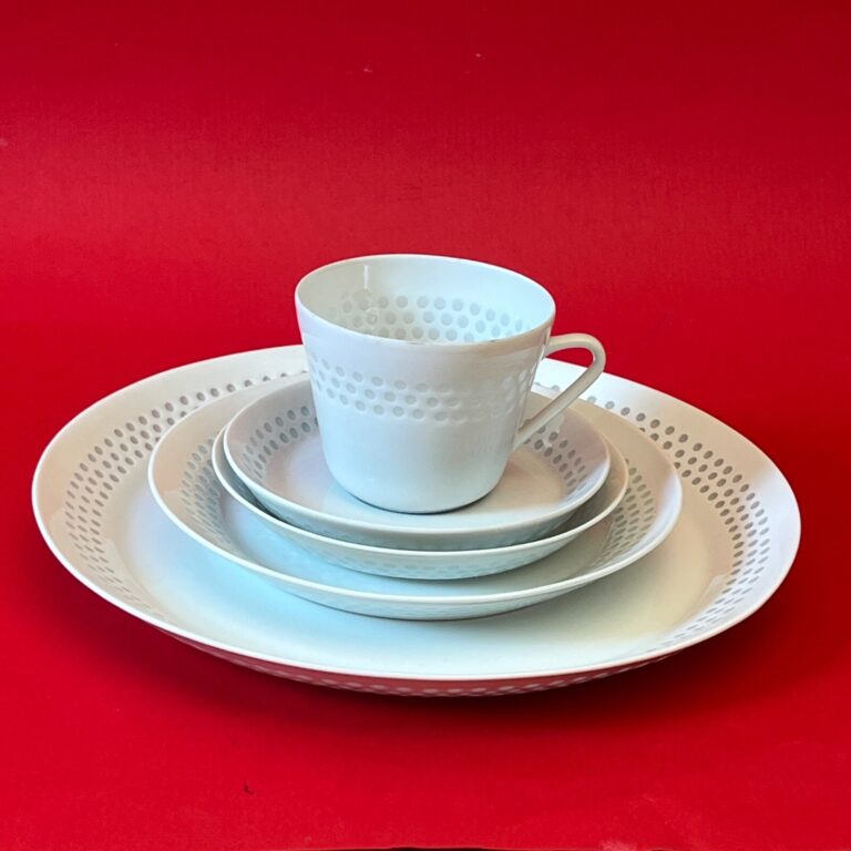 Read more about the article 5 pc ARABIA HELMI RICE tableware set porcelain Friedl Holzer-Kjellberg FINLAND