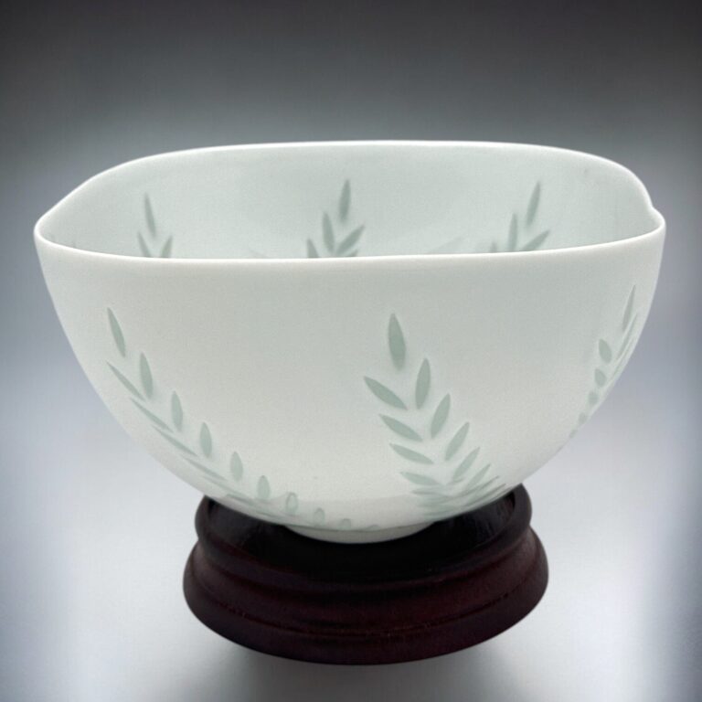 Read more about the article ARABIA FHK Finland BOWL Rice Grain WINDOW PANE Friedl Holzer Kjellberg Wood Base