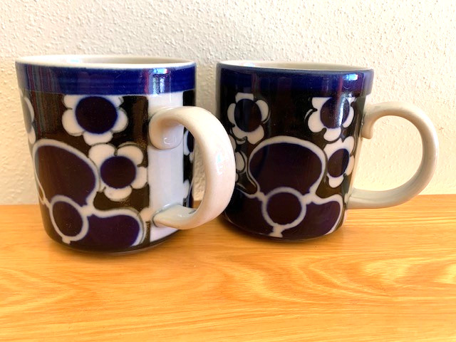 Read more about the article Arabia Finland SAARA Cobalt Blue Stoneware Large Mugs 12 oz. Finland
