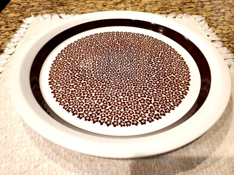 Read more about the article Vintage Arabia Finland FAENZA 12” Chop Plate Brown Flowers Inkeri Leivo 1970’s