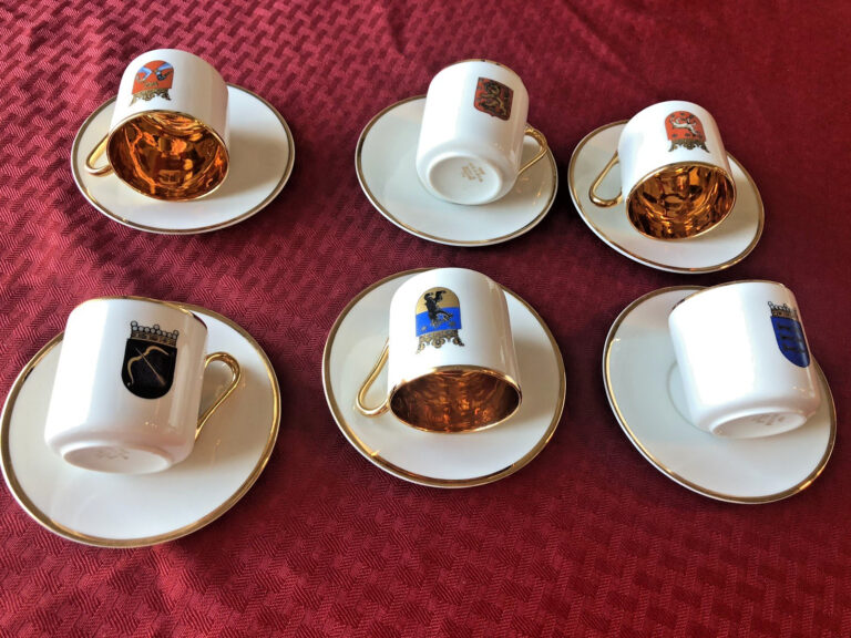 Read more about the article Arabia FINLAND Crests Set of SIX Demitasse Gold Interior Cups and Saucers – Mint