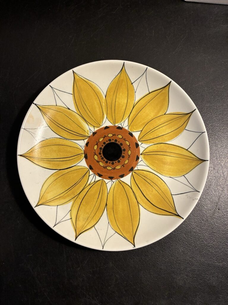 Read more about the article Arabia Finland Sun Rose/Sunflower 12 3/8″ Platter Hilkka Liisa Ahola Vintage MCM