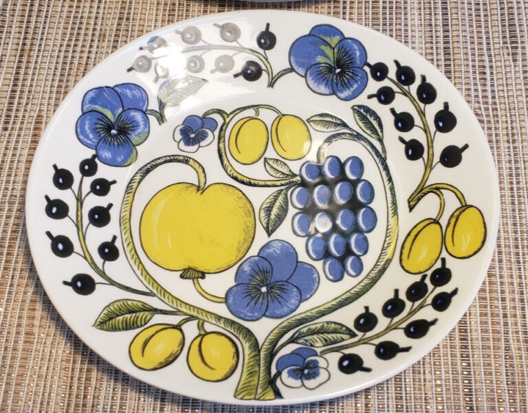 Read more about the article Arabia Finland PARATIISI Oval Plate 8.25×7.5” Vintage Fruit Floral 9-70