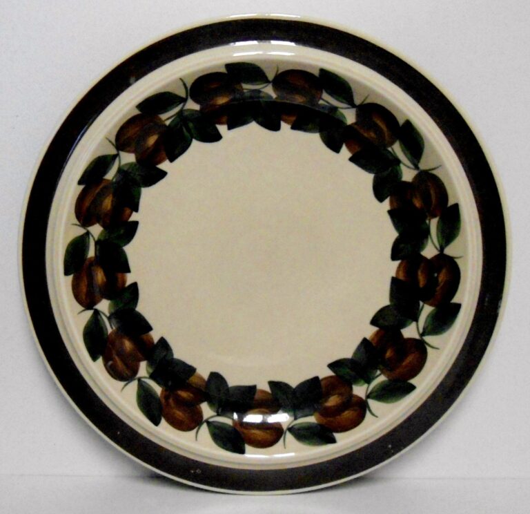 Read more about the article Arabia of Finland RUIJA/TROUBADOUR 13″ Chop Plate NICE