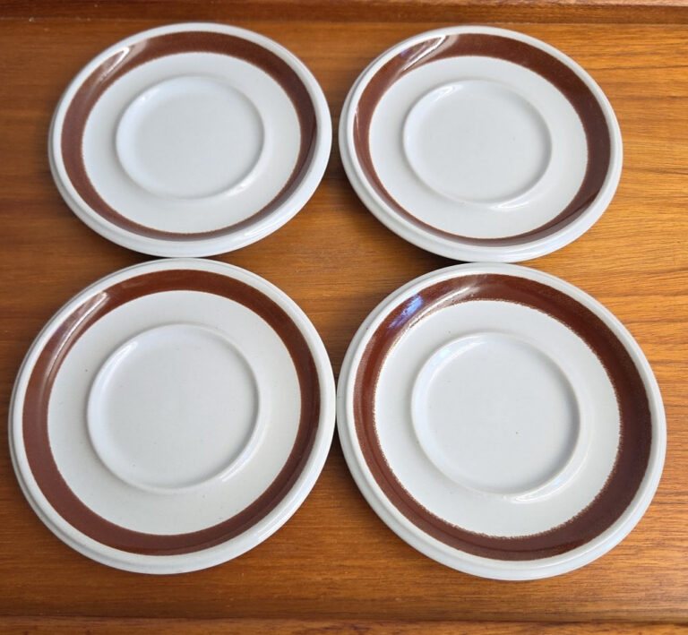 Read more about the article Vintage Arabia Finland Rosmarin Brown Saucers Set 4 Stoneware Demitasse Cup