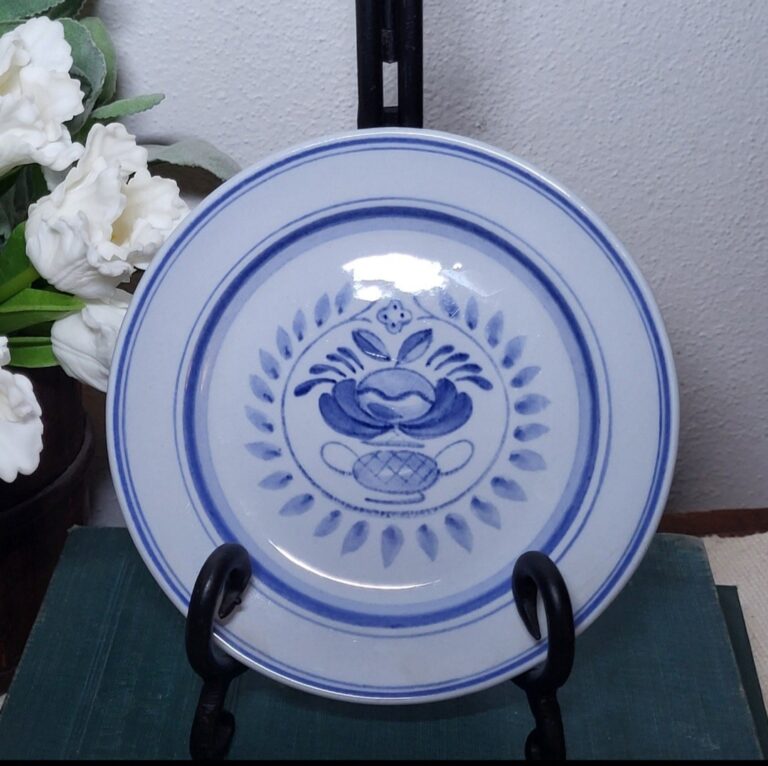 Read more about the article 3 ARABIA Finland BLUE ROSE Bread and Butter Dessert Plates 6″ Hand Painted MCM