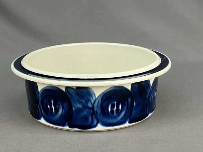 Read more about the article Vtg Arabia of Finland Anemone Blue 7″  Round Vegetable Bowl; Mint