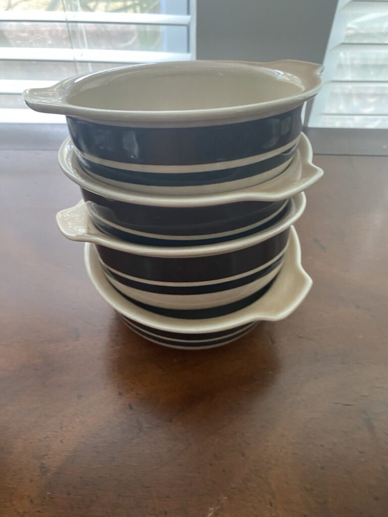 Read more about the article Arabia of Finland Ruija Troubadour Lugged Cereal Bowl Set Of 4