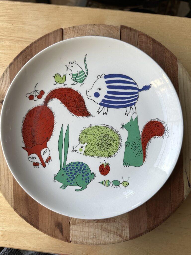 Read more about the article Vintage Arabia Finland MCM Plate Art Animals Cat Pig Fox Porcupine 7.75″ READ