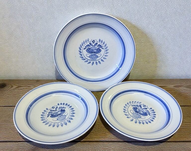 Read more about the article Arabia of Finland BLUE ROSE – 2 Soup Bowls 7 3/4″ and 1 Soup Bowl 8 3/8″