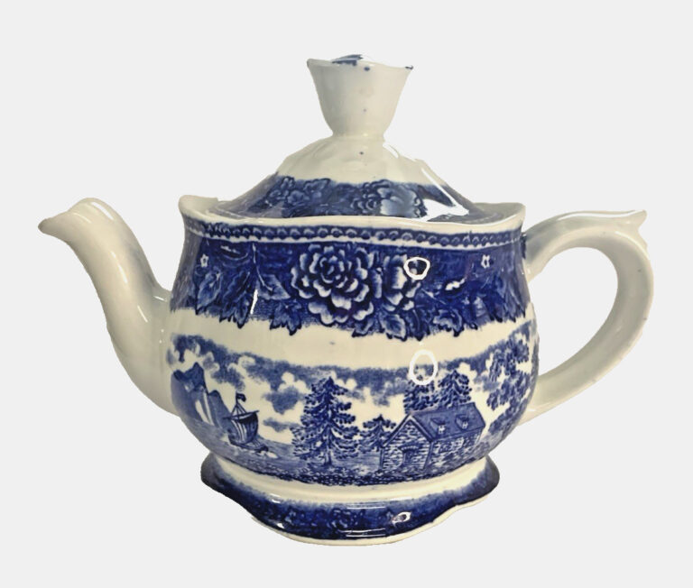 Read more about the article Arabia of Finland Tea Kettle Pot Landscape Blue 5.5 in w lid Disc No flaws Vtg