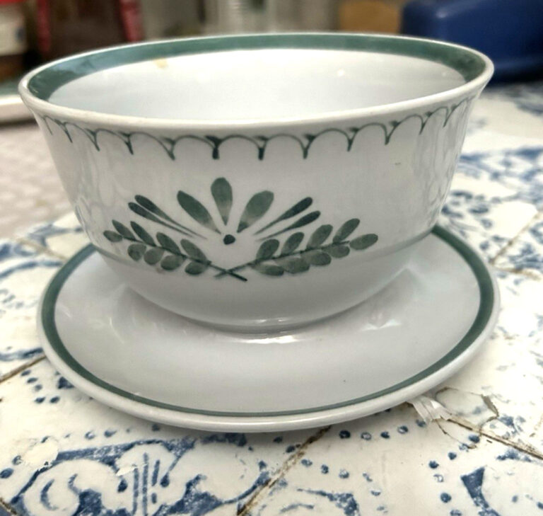 Read more about the article Arabia Finland Green Thistle Gravy Boat Bowl Attached Underplate Handpainted