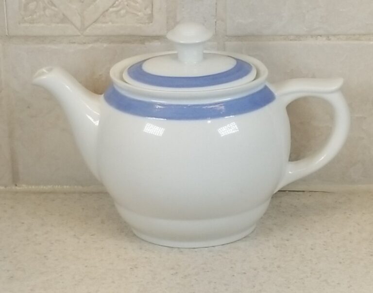 Read more about the article Arabia of Finland Ribbons Blue Small 2 Cup Teapot 4″