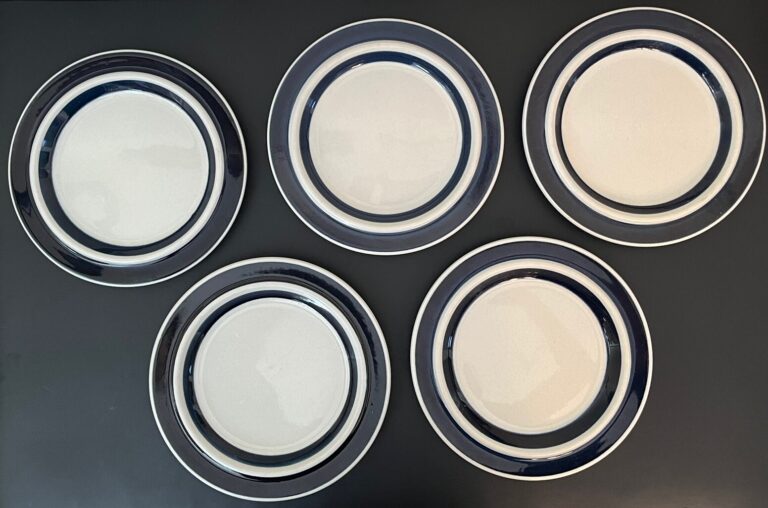 Read more about the article Arabia Anemone Blue 8” Salad or Dessert Plates MCM Light Wear Lot of 5