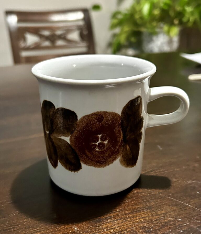 Read more about the article Vintage Arabia Finland Rosmarin Mug Brown Floral Scandinavian Mid Century Modern