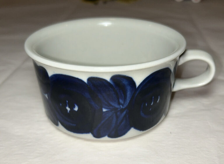 Read more about the article Vtg ARABIA FINLAND Anemone Flat Coffee Cup Mug MCM Blue Ulla Procope