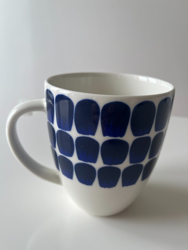 Read more about the article Arabia Tuokio Mug 1873 24h Finland Ceramic Coffee Cup Blue Dots Danish Modern
