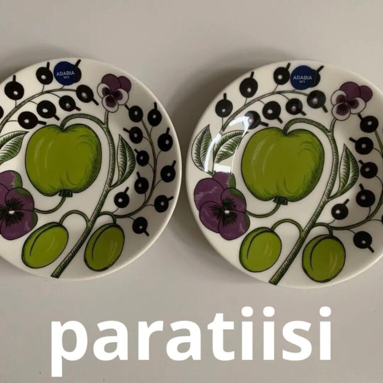 Read more about the article Arabia Paratiisi Purple Saucer Plate 14cm Pair Set