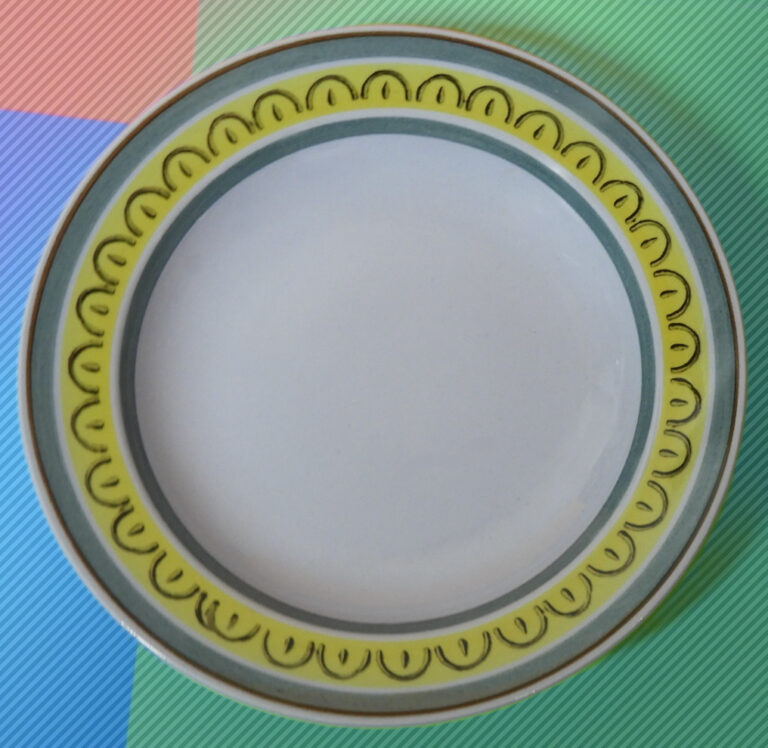 Read more about the article Lot of 2 – Arabia of Finland Crownband salad plate / bowl (7.75 inches diameter)