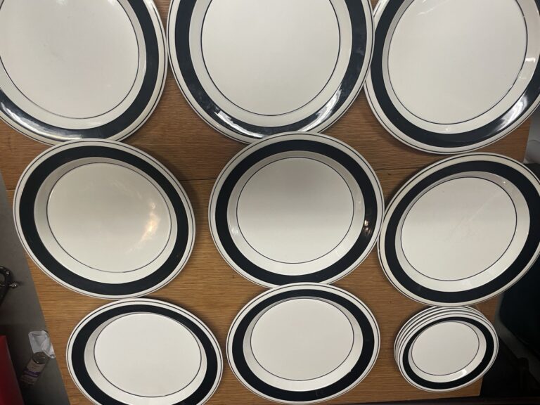 Read more about the article Eight Arabia Faenza Dinner Plates