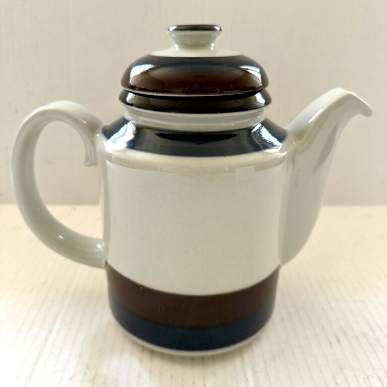 Read more about the article Vintage ARABIA Pottery! Finland “Kaira” Coffee Pot 8″ Blue and Brown  – NEAR MINT!