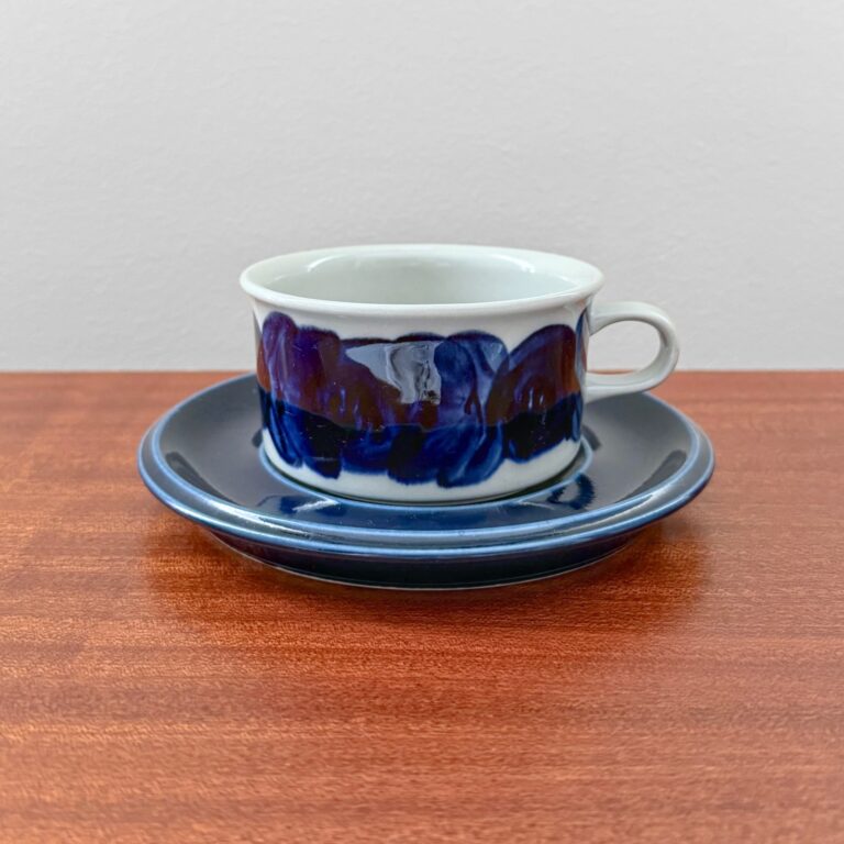 Read more about the article Rare Vintage Arabia Finland Anemone Tea Cup with Blue Saucer