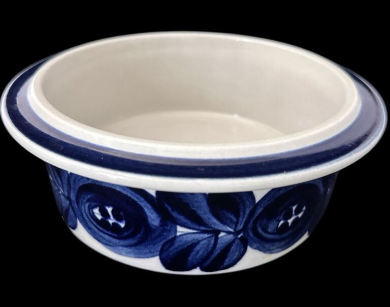 Read more about the article Arabia of Finland Anemone Blue 7.25” Round Vegetable Bowl Signed By Ulla Procopé